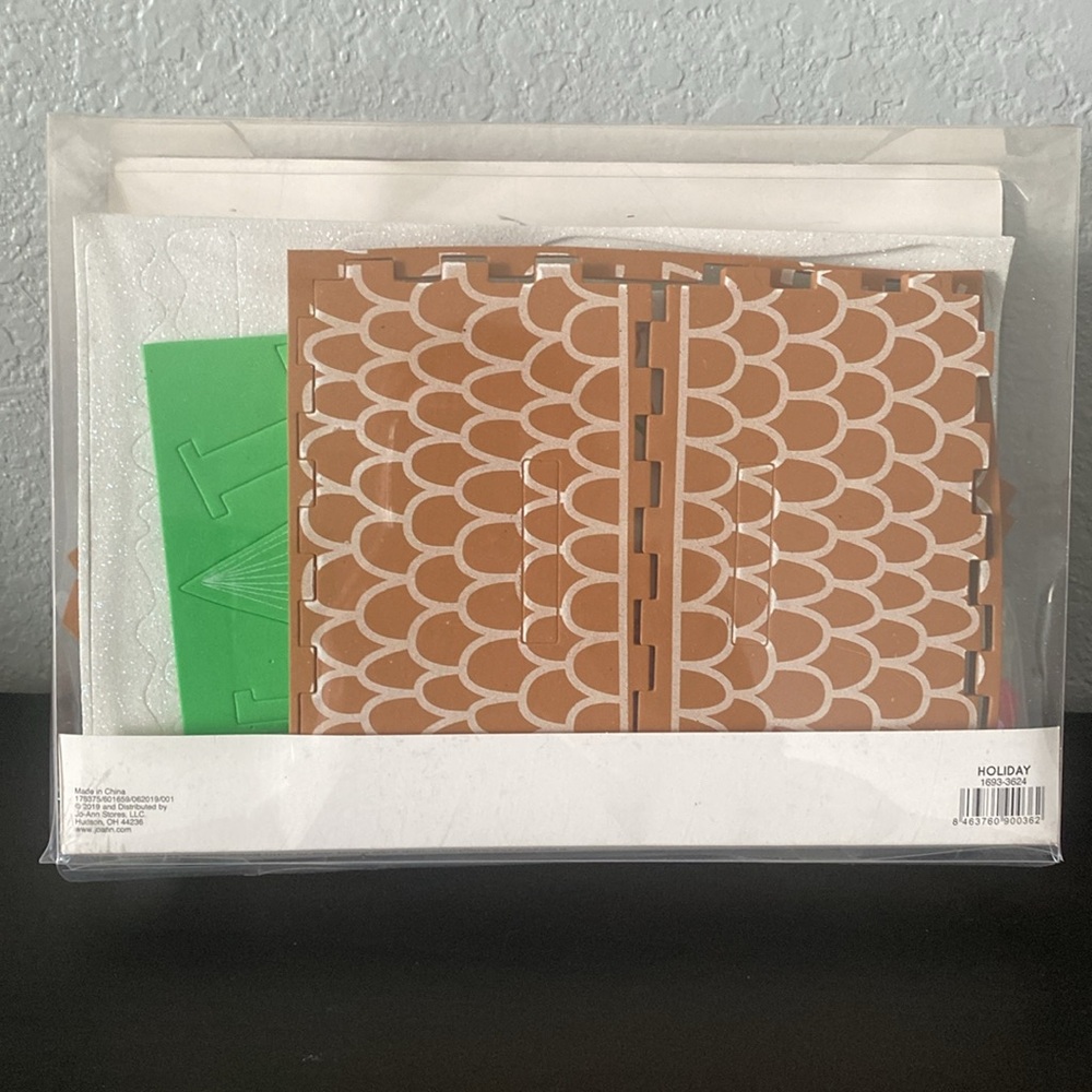 Gingerbread House Kit - Picture 2 of 7